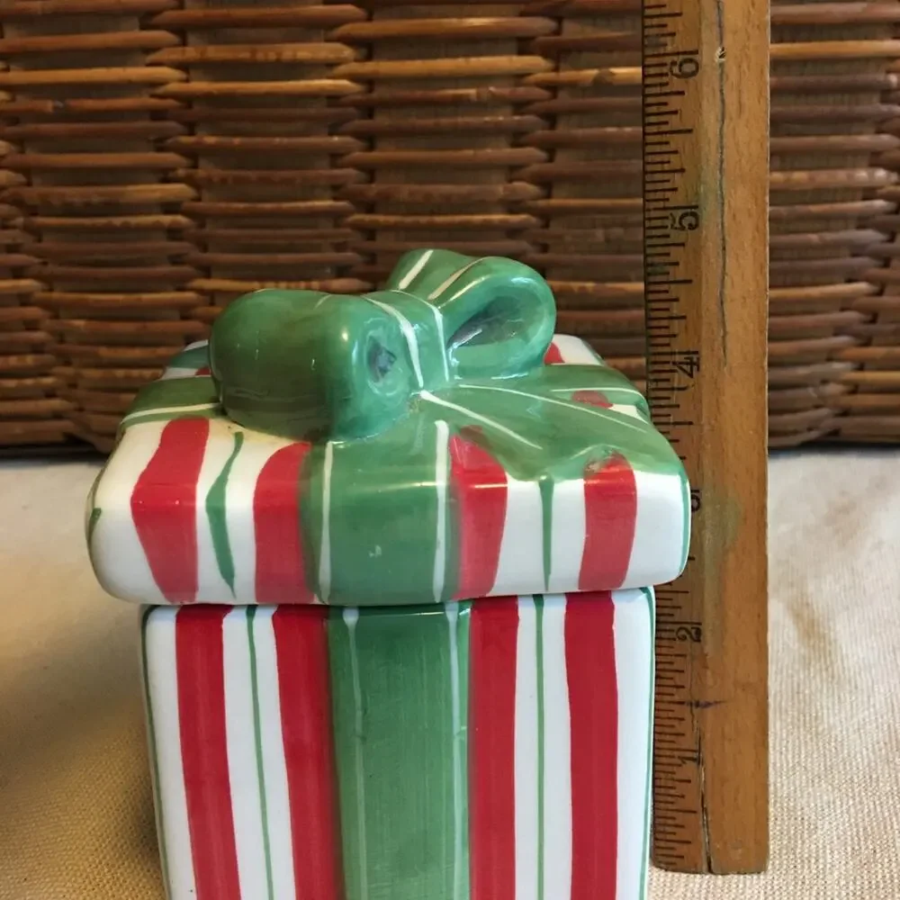 ND Handpainted Ceramic Christmas Present Holiday Box Catchall Candy Dish Décor